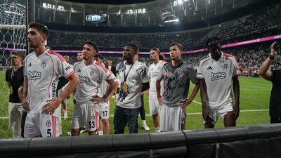 Dolmabahçe'de taraftarlardan protesto