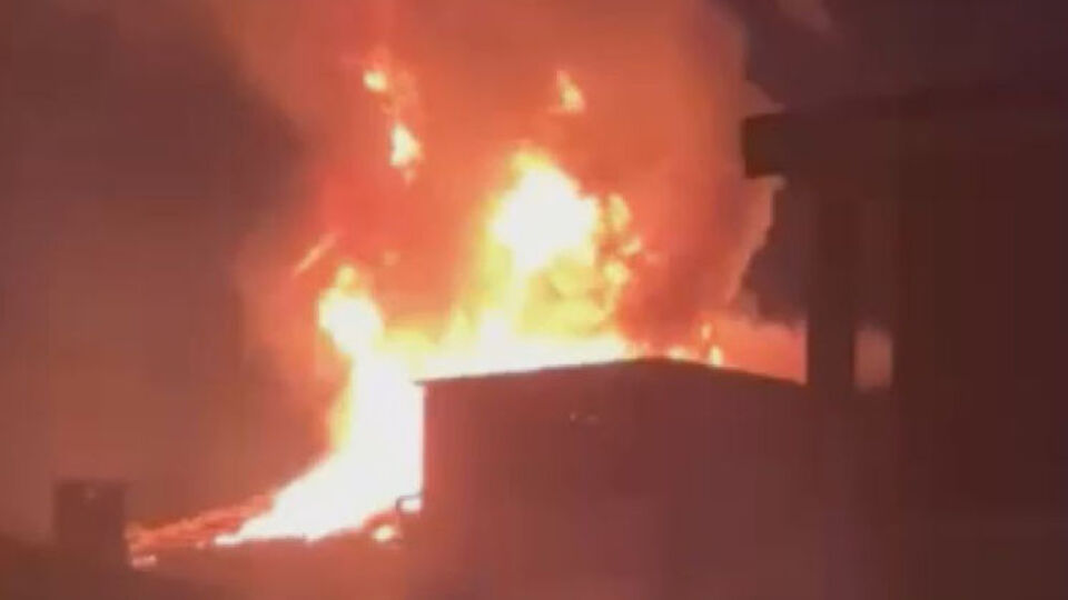 Beyoğlu'nda alevler geceyi aydınlattı