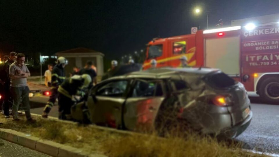 Otomobil aydınlatma direğine çarptı: 1 ölü, 2 yaralı