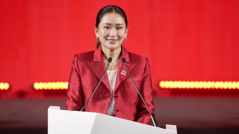 Tayland'da başbakan azledildi