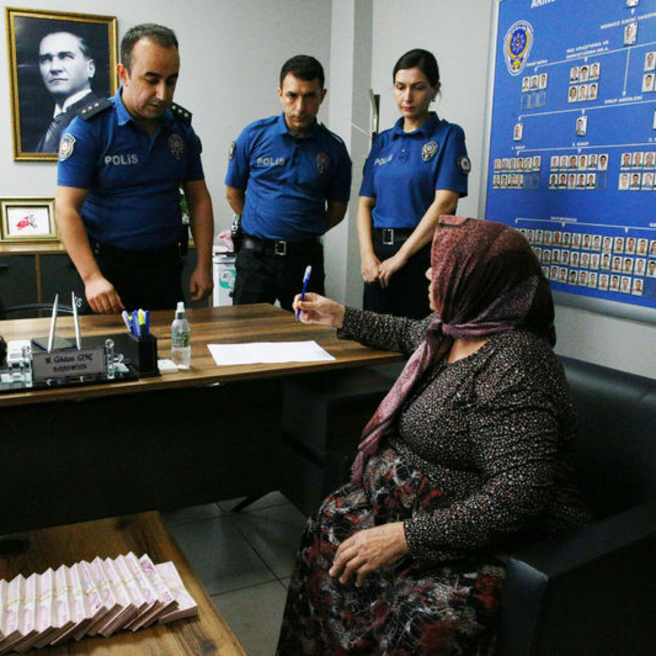 Altınları yanlışlıkla çöpe attı