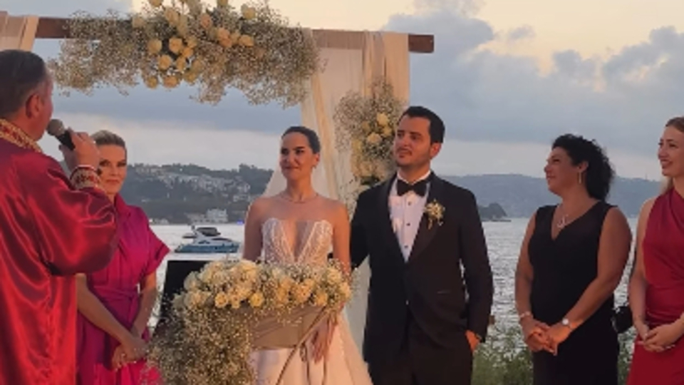 Çocukluk aşkıyla evlendi