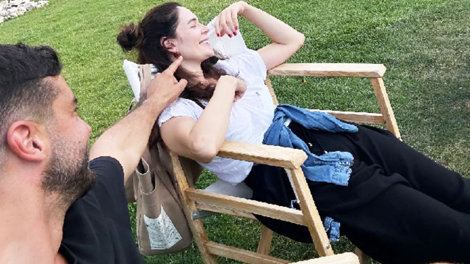 Ünlü çiftin mutluluk pozu