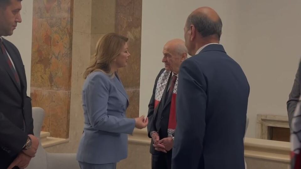 Bahçeli, Davutoğlu ve CHP'li vekille tokalaştı