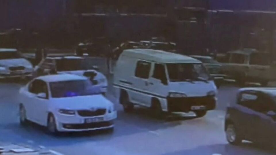 Çakarlı araç sürücüsü defalarca ateş etti