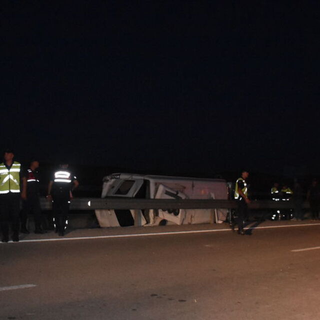 Otomobil ile midibüs çarpıştı: 10 yaralı