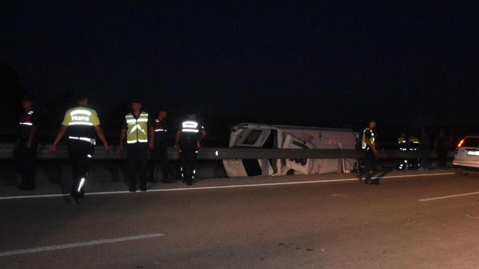 Otomobil ile midibüs çarpıştı: 10 yaralı