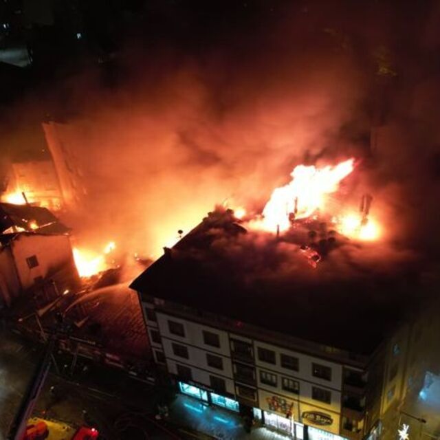 Restorandaki yangın binaların çatısına sıçradı