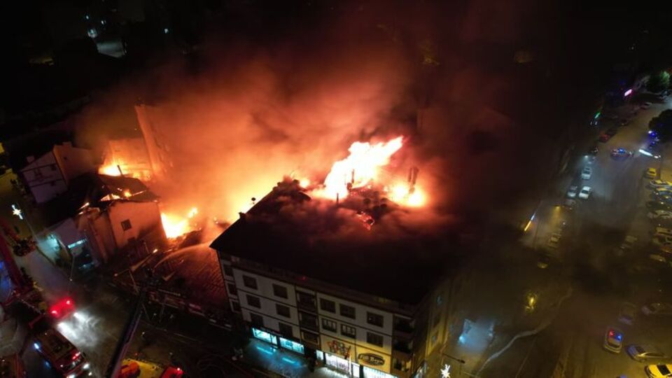 Restorandaki yangın binaların çatısına sıçradı