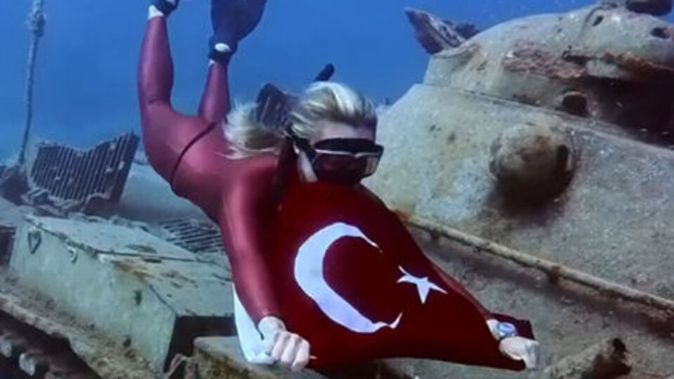 Şahika Ercümen'den Zafer Bayramı dalışı!