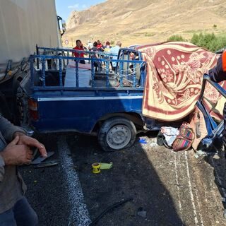 TIR ile kamyonet çarpıştı: 4 ölü!
