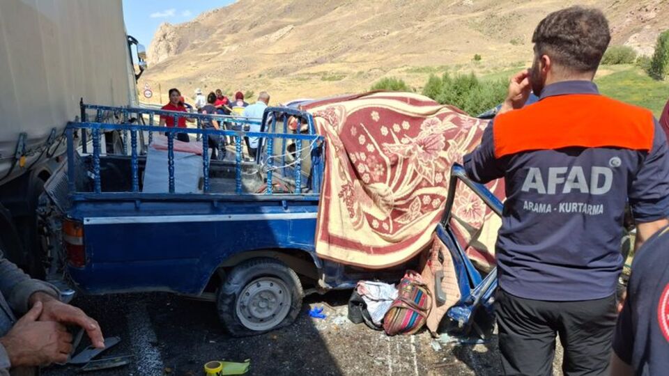 TIR ile kamyonet çarpıştı: 4 ölü!