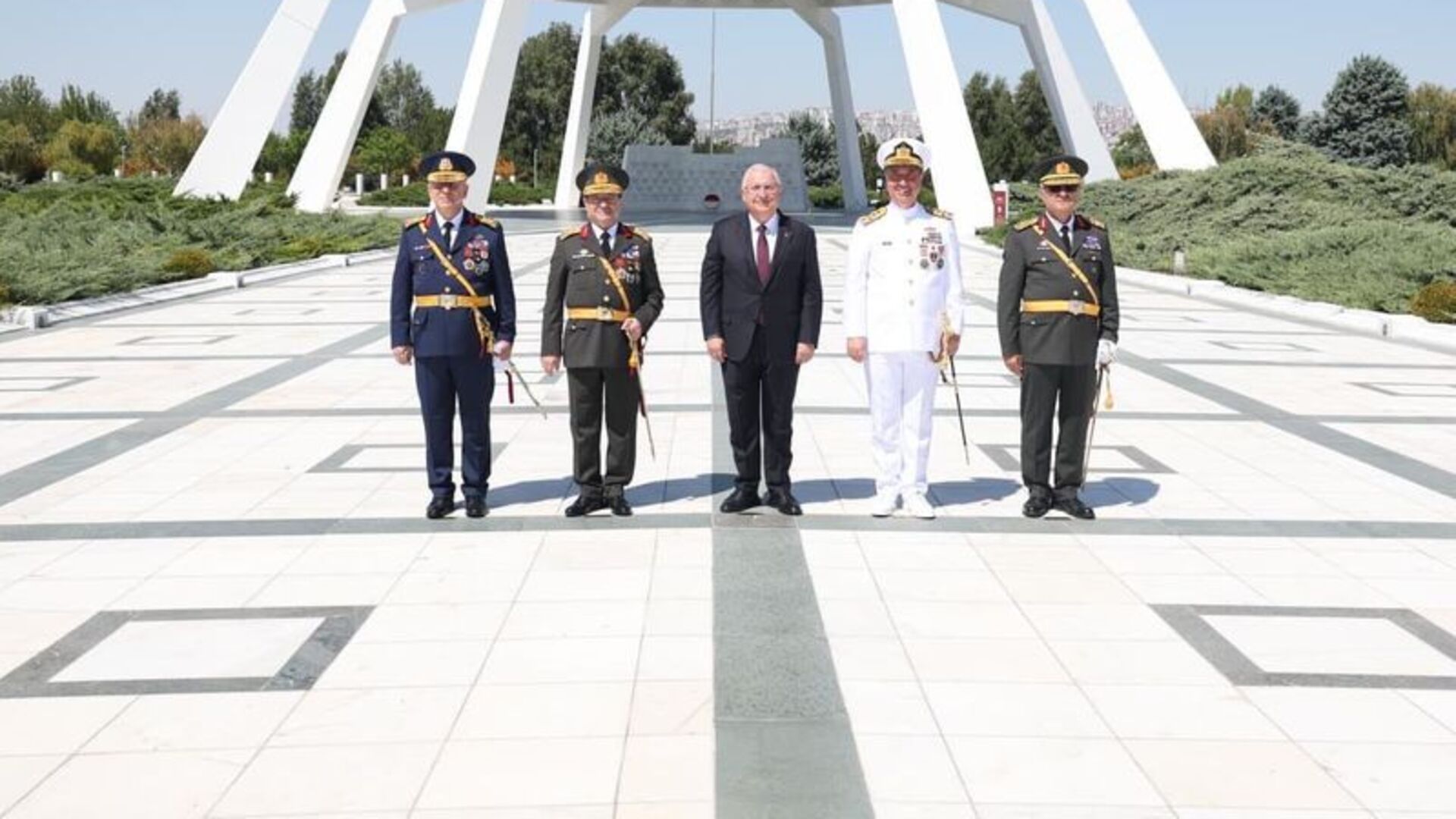 Bakan Güler'den 30 Ağustos Zafer Bayramı'nda Anlamlı Ziyaret: Devlet Mezarlığı'nda Tarihe Yolculuk