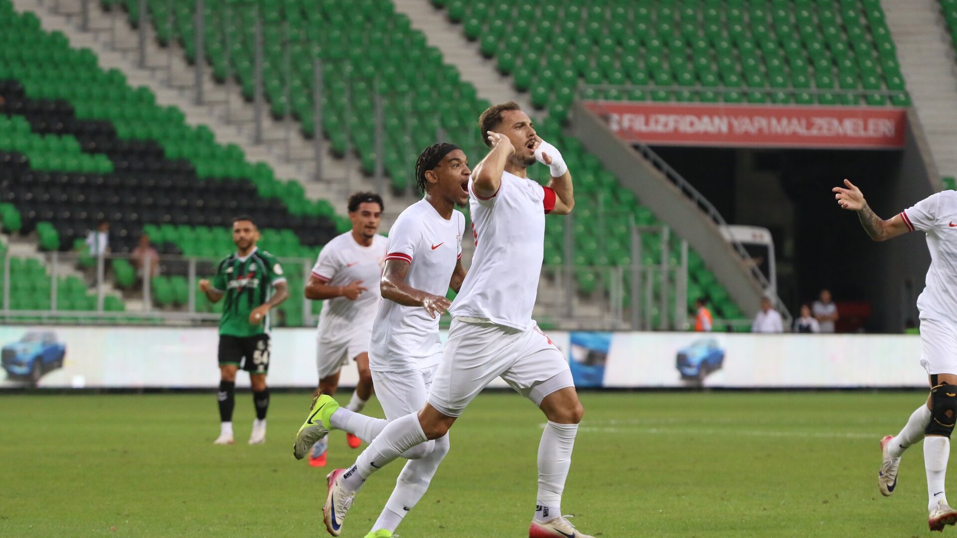 Boluspor, Sakaryaspor'u 3-1 Mağlup Etti: Sahanın Hakimi Bolulu Futbolcular!