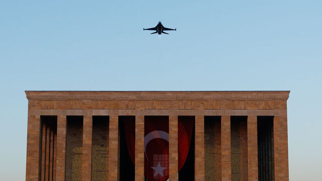 Anıtkabir semalarında saygı uçuşu
