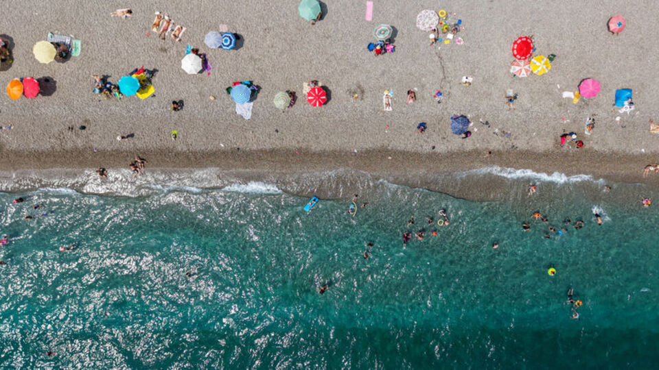 2 bölge yağmurlu, diğer bölgelerde sıcak hava etkili