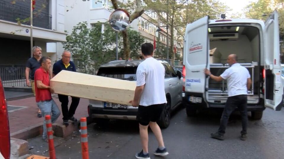 Profesör evinde ölü bulundu