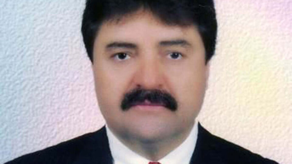 Merdivenin altına saklanıp öldürdü