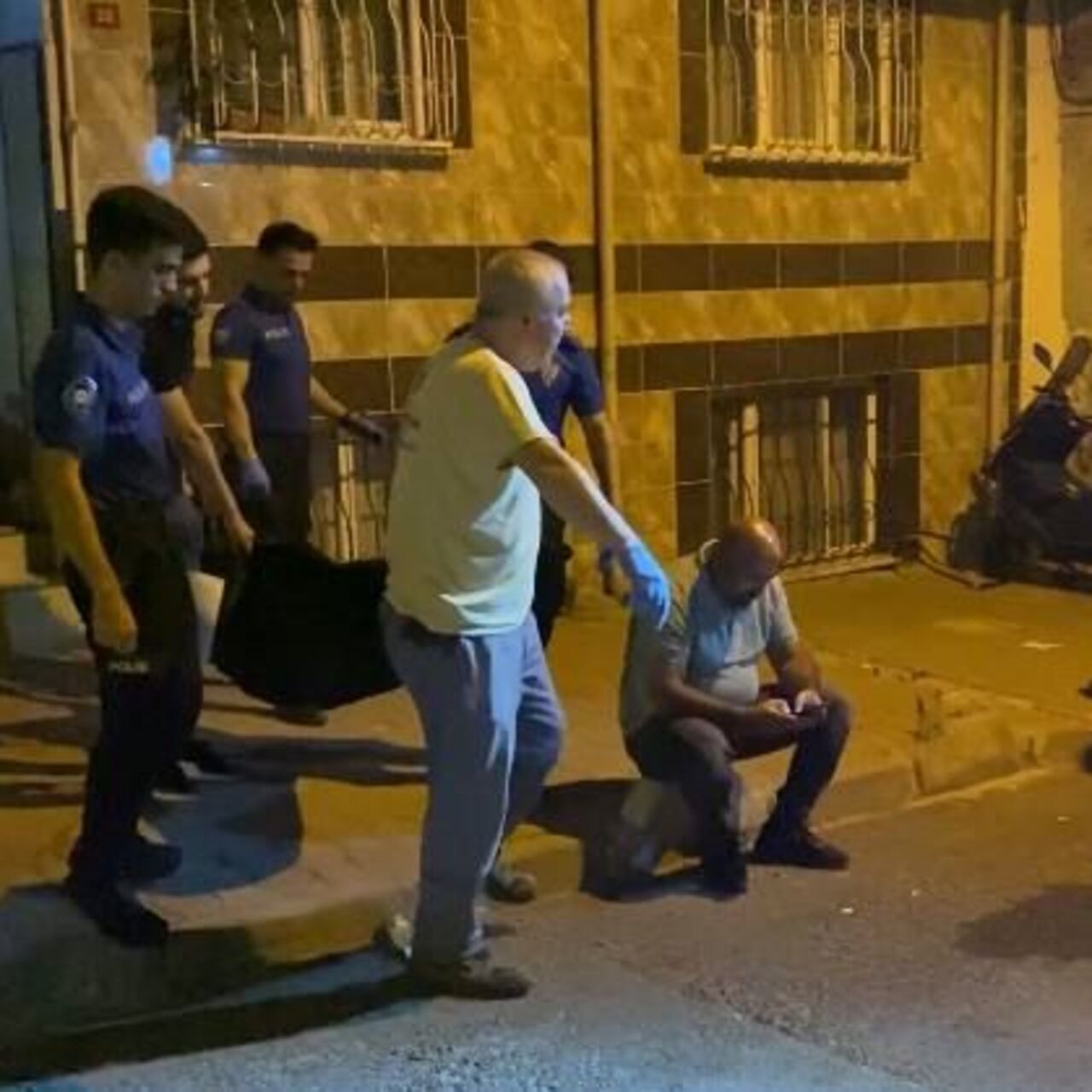 İstanbul Esenler'de Balkonda Erkek Cesedi Bulundu: Şok Olay!