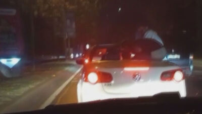 Otomobilin üstünde seyahat ettiler