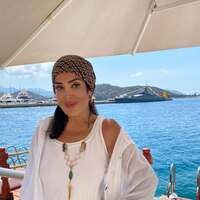 Tatil pozlarıyla dikkat çekti