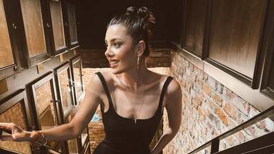 Ünlü oyuncu canlı yayında bayıldı