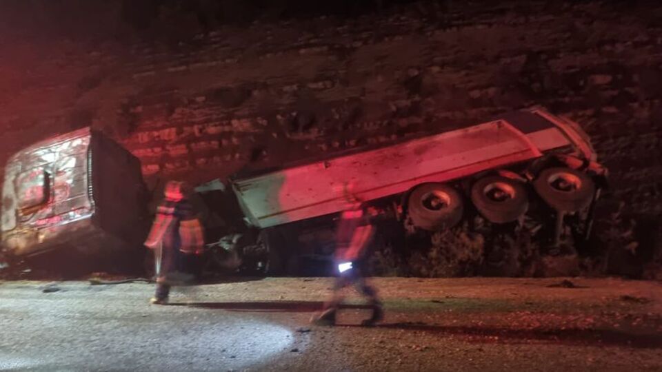 Devrilen kamyon karı kocayı ayırdı: 1 ölü, 1 yaralı