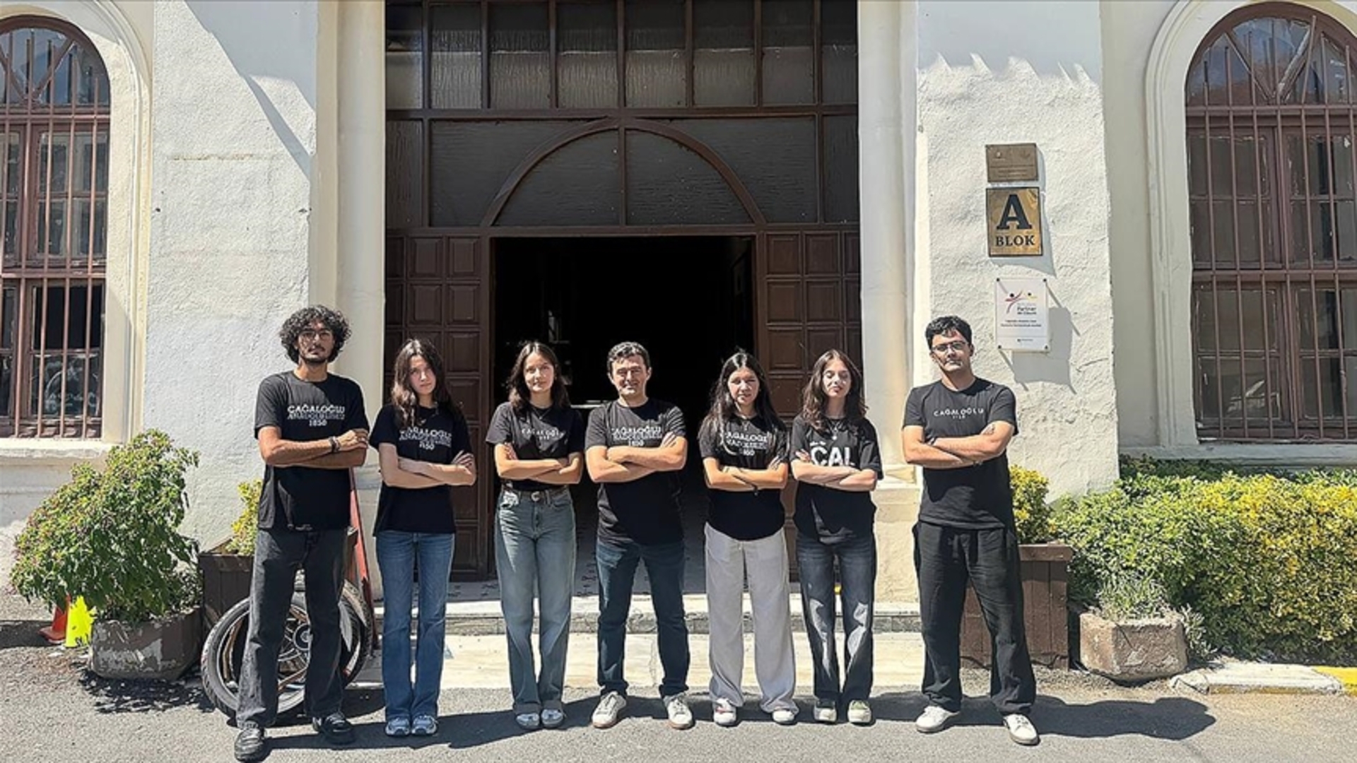 Cağaloğlu Anadolu Lisesi öğrencilerinden CERN'de tarihi başarı - Haberler