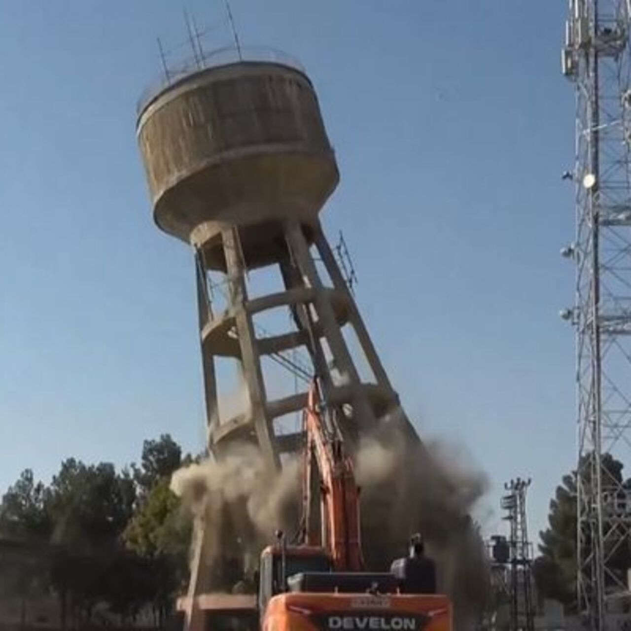 Deprem hasarlı 51 yıllık kule yıkıldı
