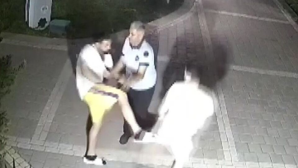 Oğlunun kavga ettiği çocuğu darbetti