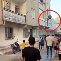 Önce çocuğunu sonra kendini attı