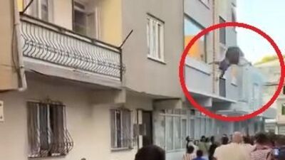 Önce çocuğunu sonra kendini attı