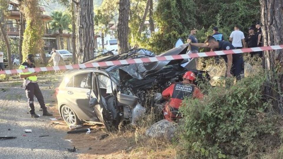 Otomobil, ağaca çarptı: 1 ölü, 1 yaralı