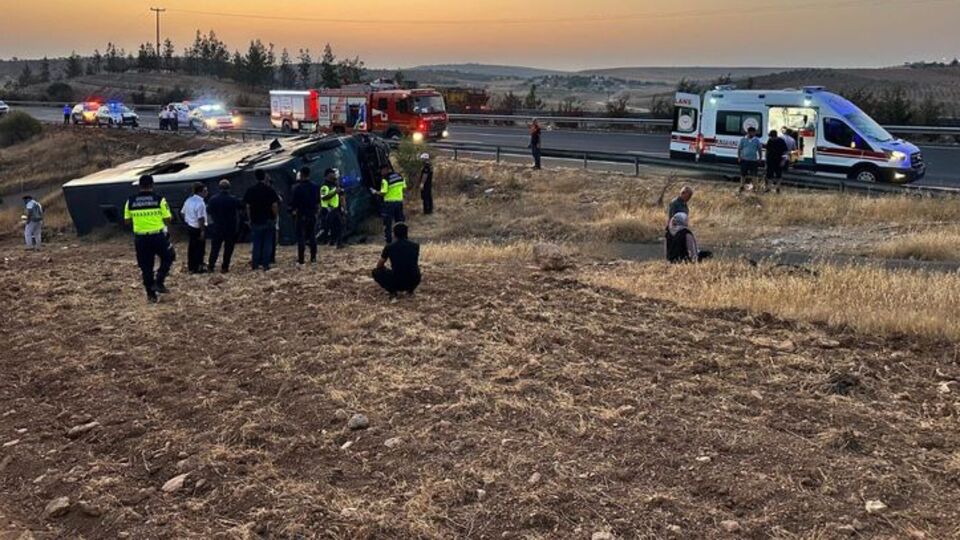 Yolcu otobüsü devrildi! Çok sayıda yaralı var!