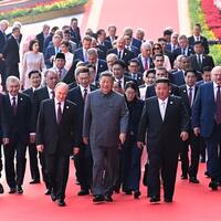 Tiananmen Meydanı'nda askeri geçit töreni