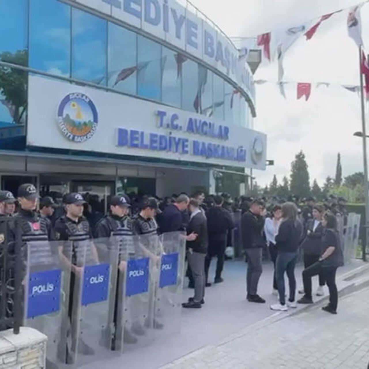 "Avcılar ve Beşiktaş Belediyeleri'nde Yedi Gözaltı Şoku: Operasyon Detayları Ortaya Çıkıyor!"