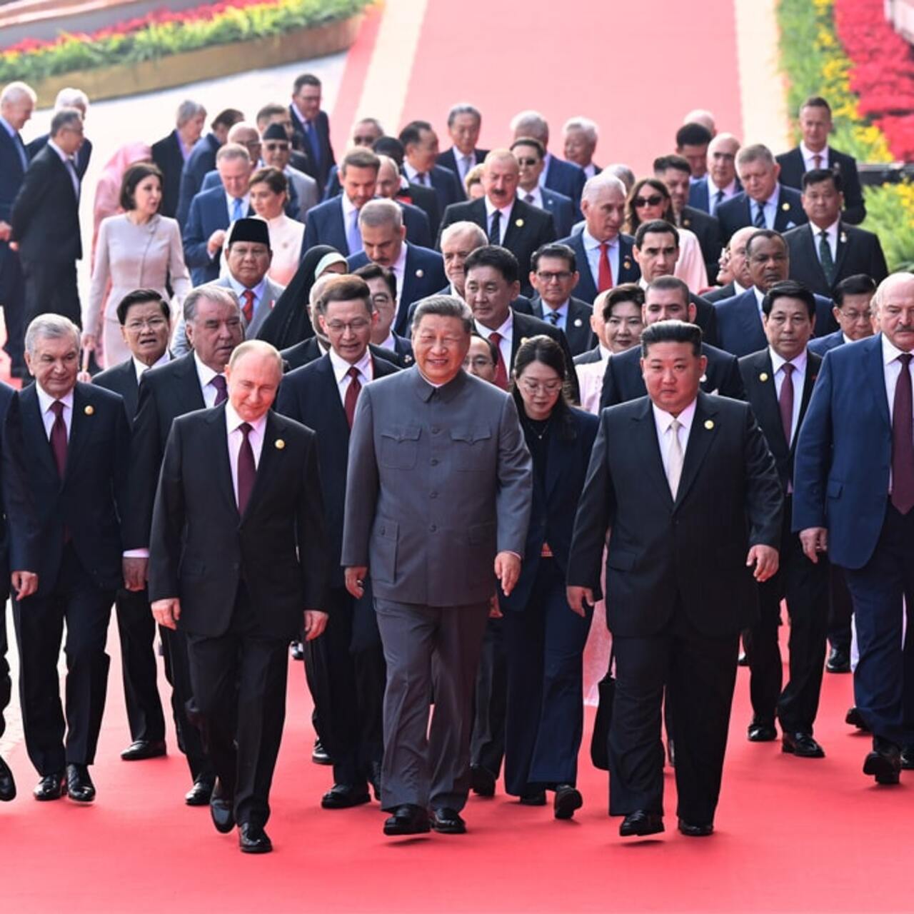 Tiananmen Meydanı'nda askeri geçit töreni 