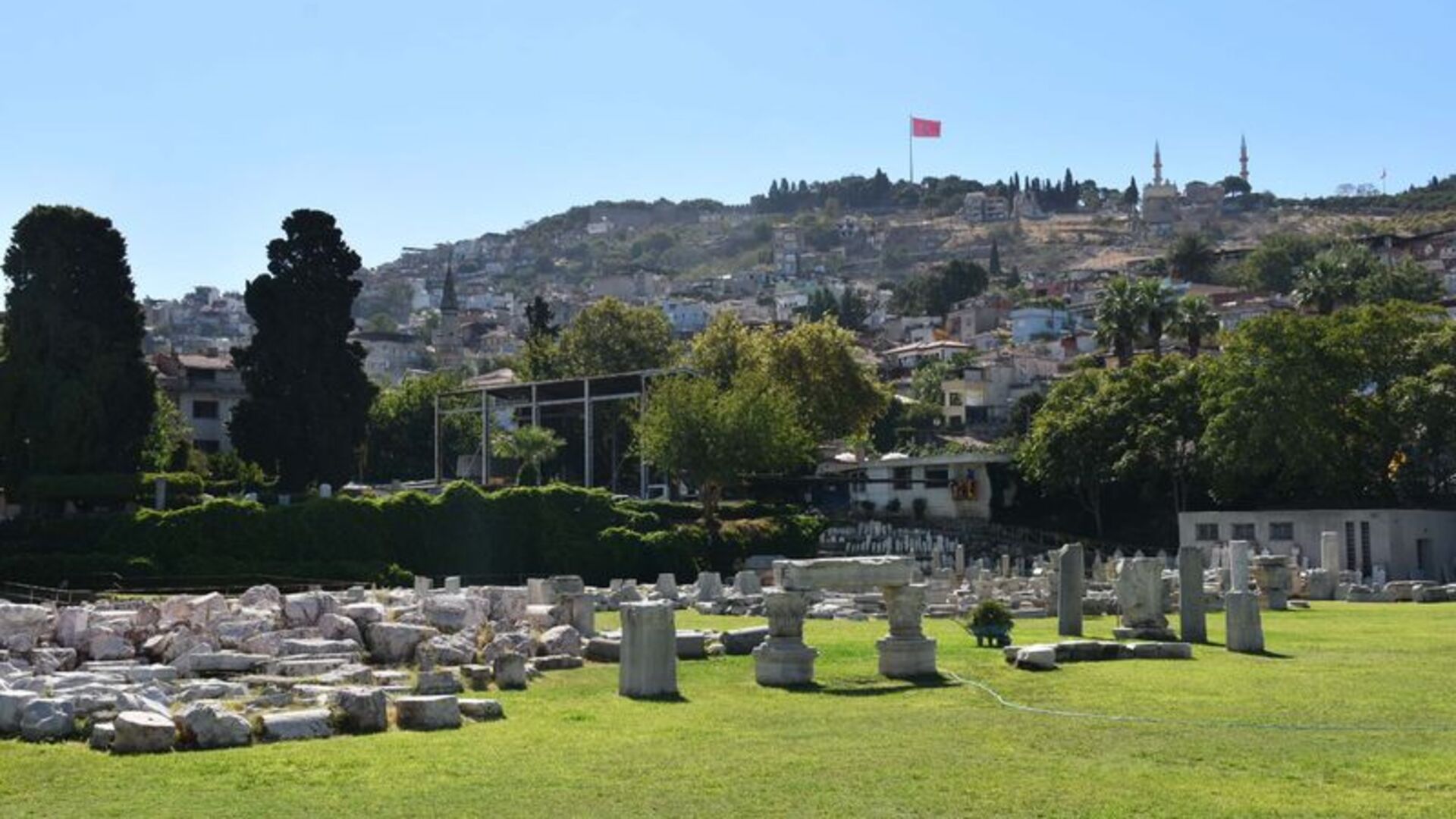 Smyrna'da İzmir'in tekstil kenti olduğunu gösteren objeler