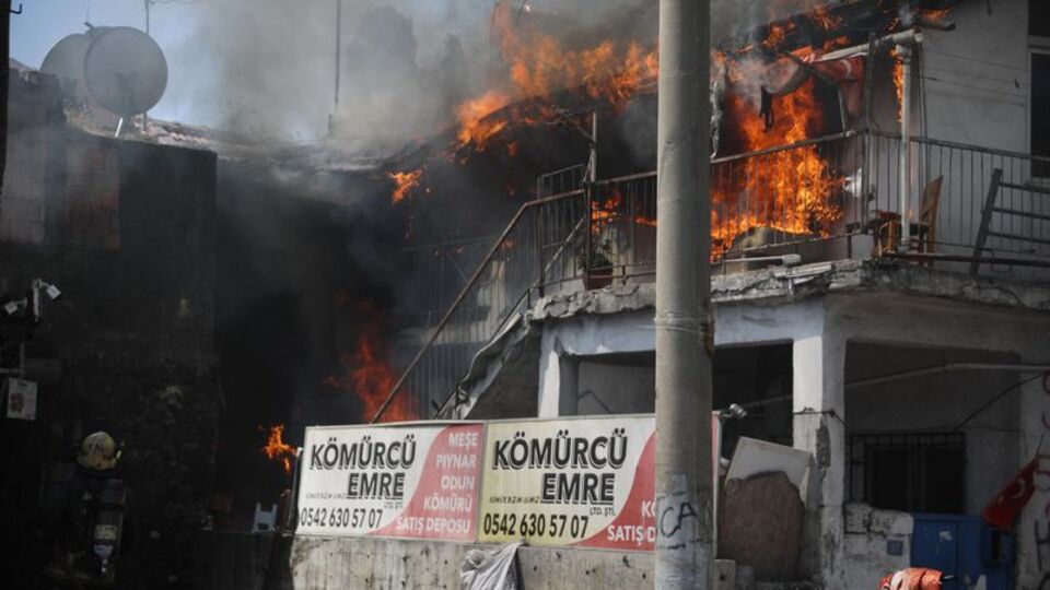 Evini yaktı! "Gençliğimi de yaktım"
