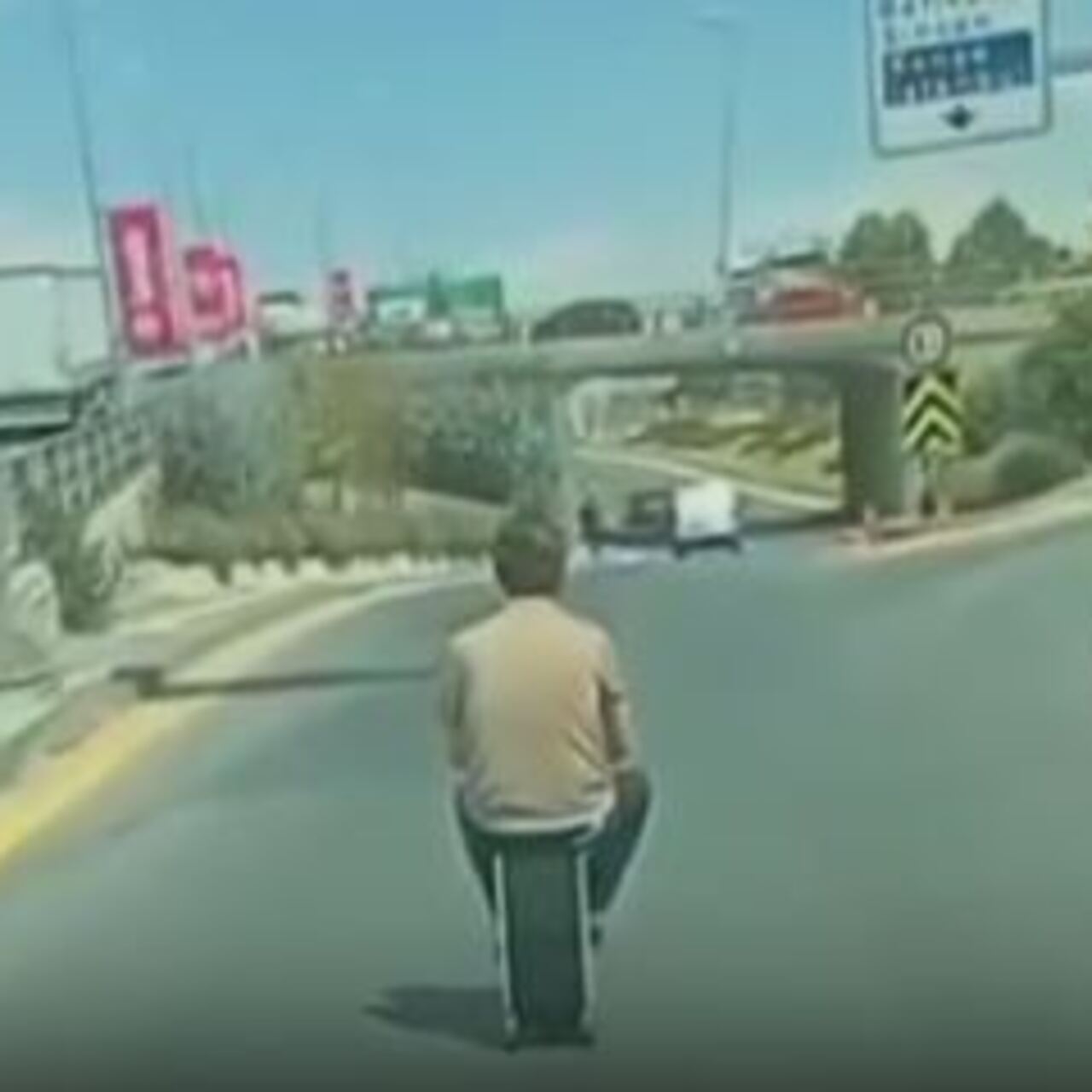 Elektrikli skuter valiziyle trafiğe çıktı