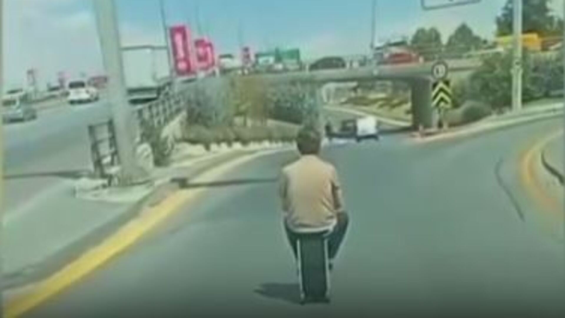 Elektrikli valizle trafikte seyreden kişinin görüntüleri kamerada