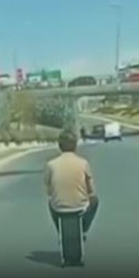 Elektrikli skuter valiziyle trafiğe çıktı