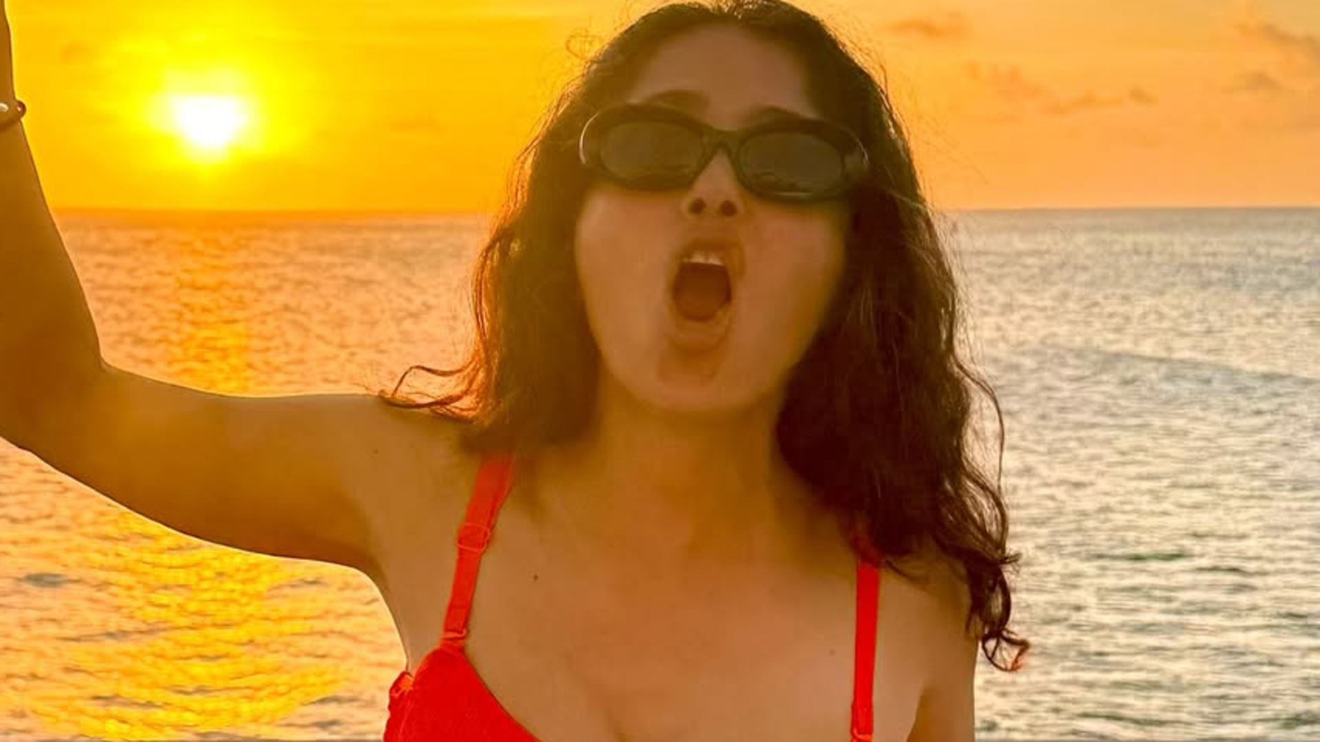 Salma Hayek, yeni yaşını kırmızı bikinili pozla kutladı - Magazin haberleri