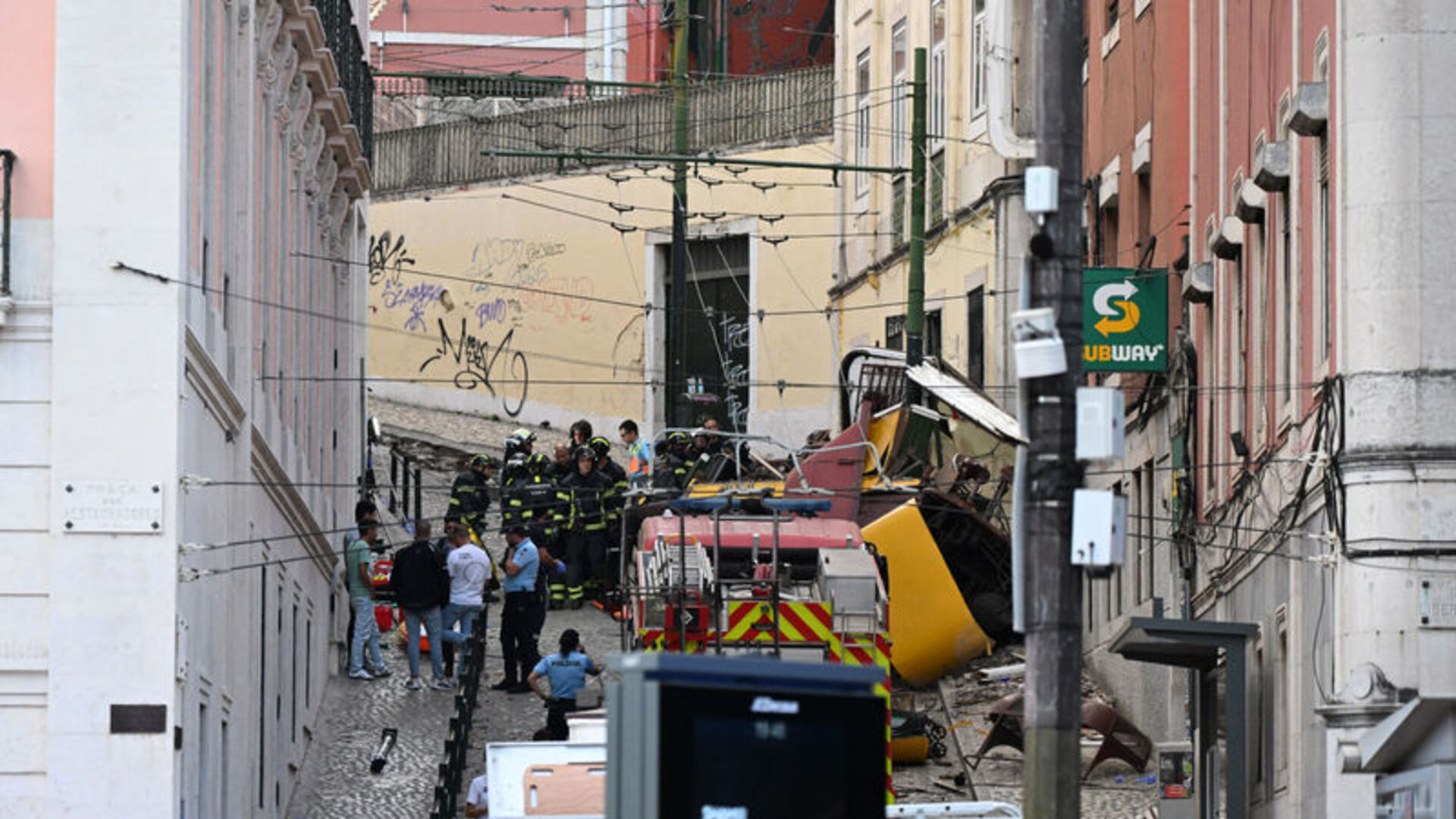 Portekiz'de fünikülerin raydan çıktığı kazada can kaybı yükseldi | Dış Haberler