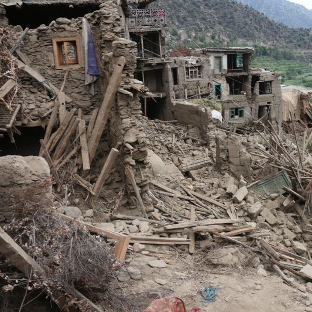 Afganistan'daki depremde can kaybı 2 bini aştı