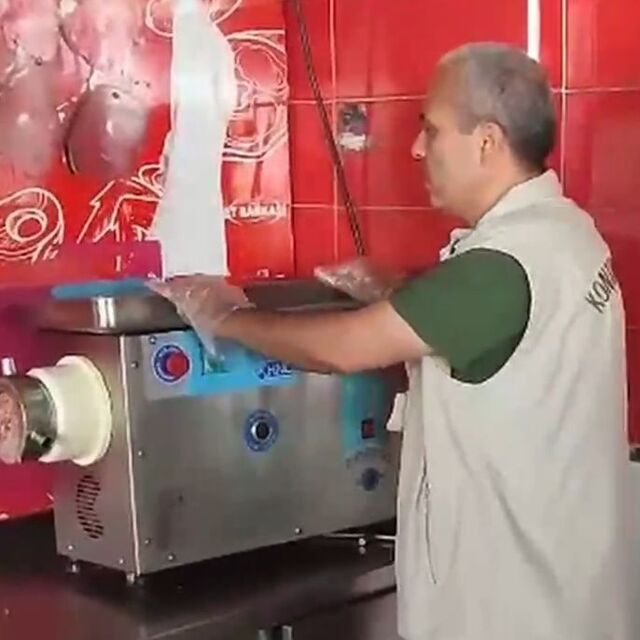 Bozuk etleri kıymaya karıştıran özel düzenek
