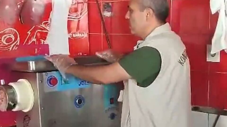 Bozuk etleri kıymaya karıştıran özel düzenek