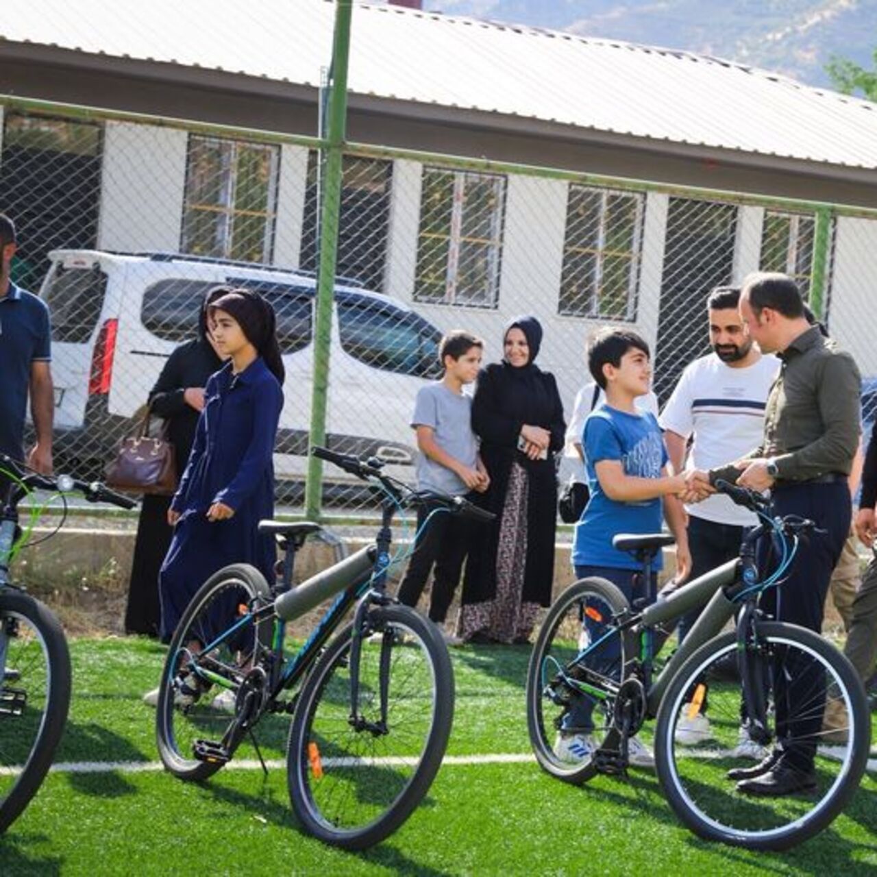 Şemdinli'de öğrencilere bisiklet