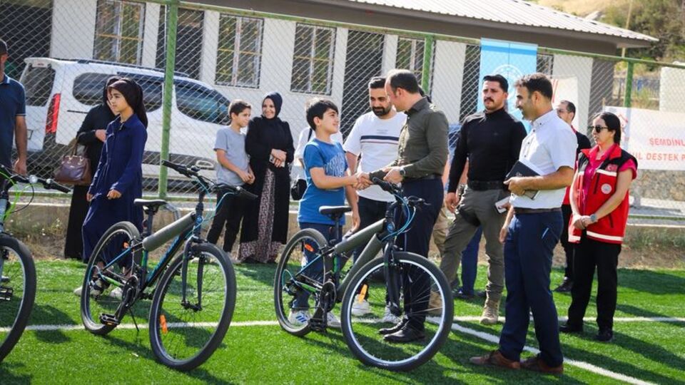 Şemdinli'de öğrencilere bisiklet