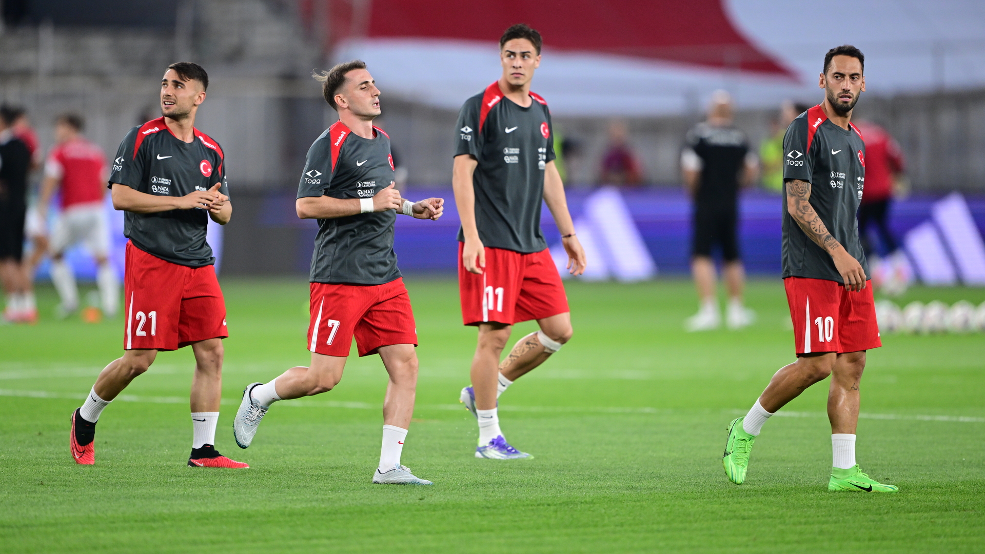 Hakan Çalhanoğlu ve Yunus Akgün'den Flaş Açıklama: 'Biz Bir Takımız, Hep Birlikte Mücadele Ediyoruz'